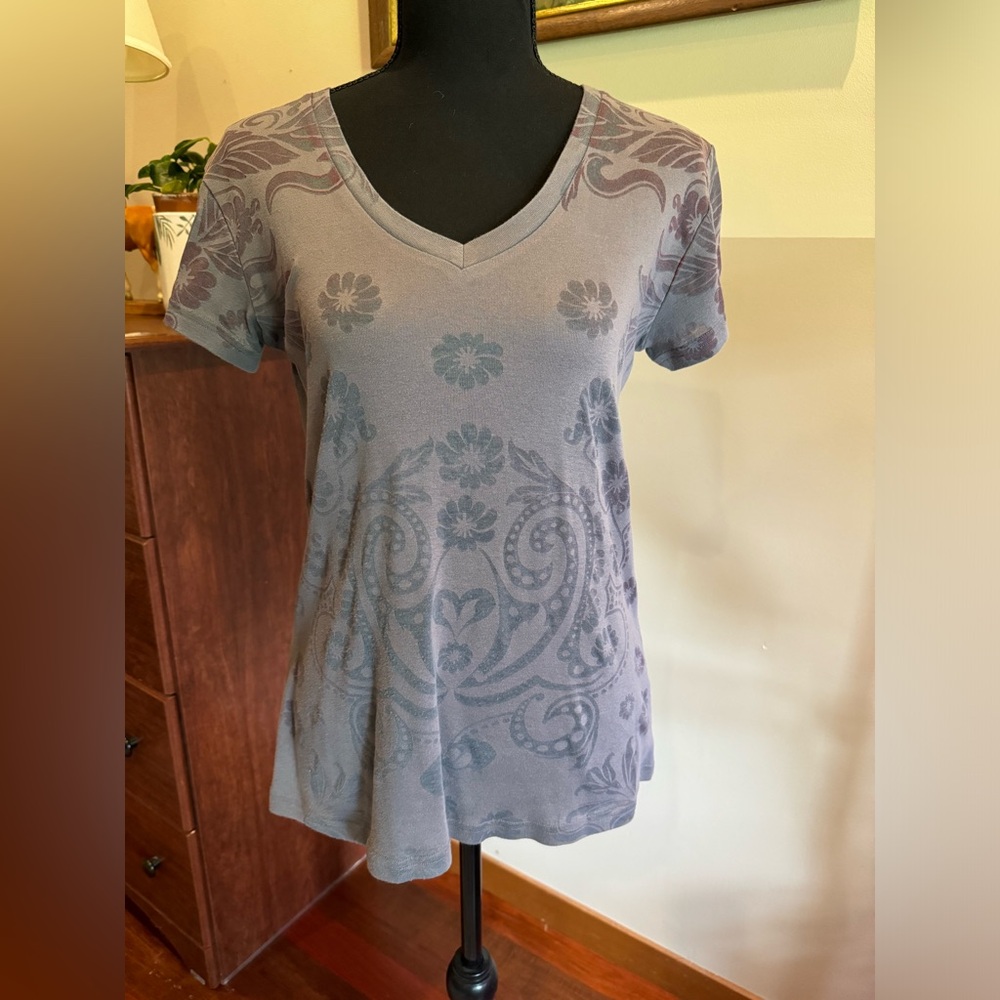 Adiktd V-neck Tee. Large